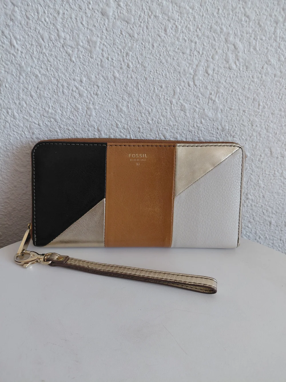 Fossil Leather Neutral Multi Color Patchwork Zip Wristlet.